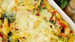 Zapiekanka makaronowa z kurczakiem i brokułem