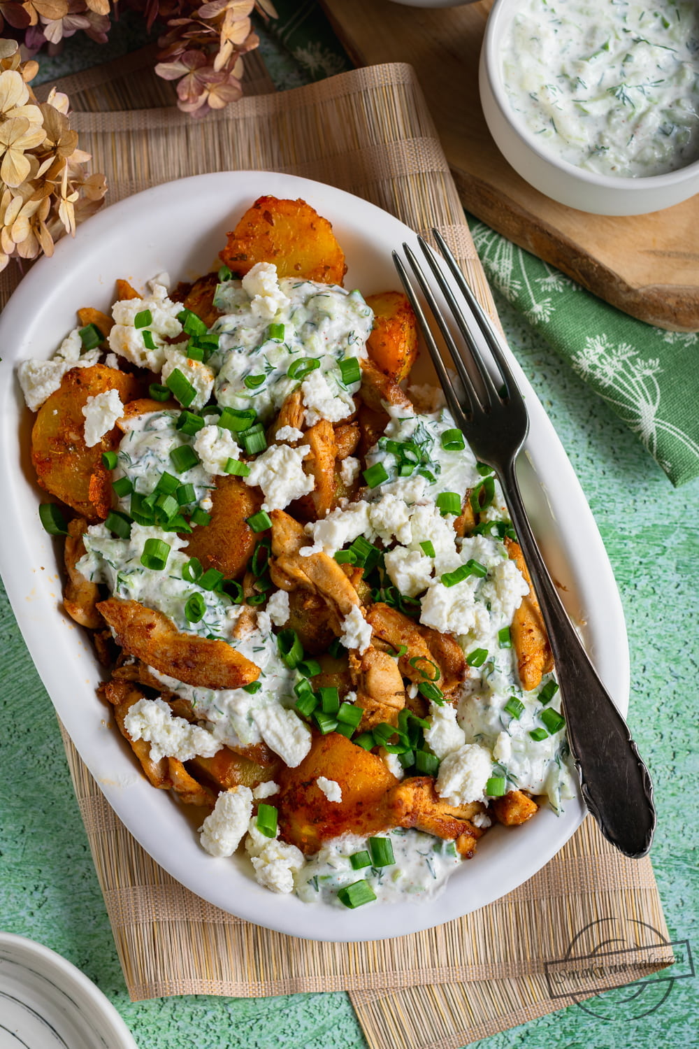 Pieczone ziemniaczki z kurczakiem gyros i tzatzikami