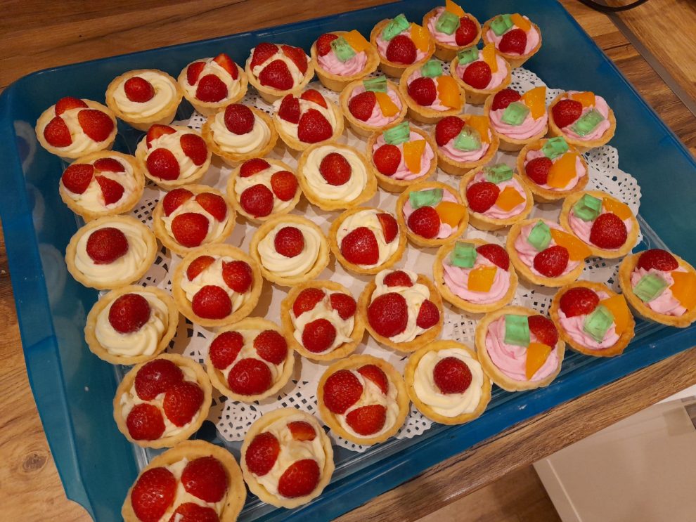 Kruche z babeczki z bitą śmietaną I owocami