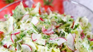 Chrupiąca sałatka z rzodkiewką i koperkiem