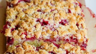 Ciasto na maślance z truskawkami i kruszonką