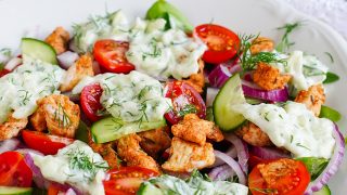 Sałatka z kurczakiem i sosem tzatziki