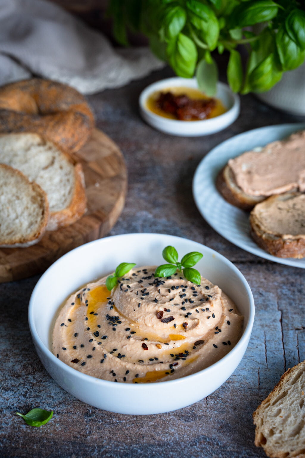 Pasta z fety z jajkiem i suszonymi pomidorami