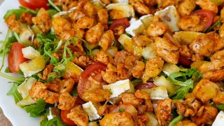 Sałatka z kurczakiem, rukolą i camembertem – szybka, lekka i pyszna