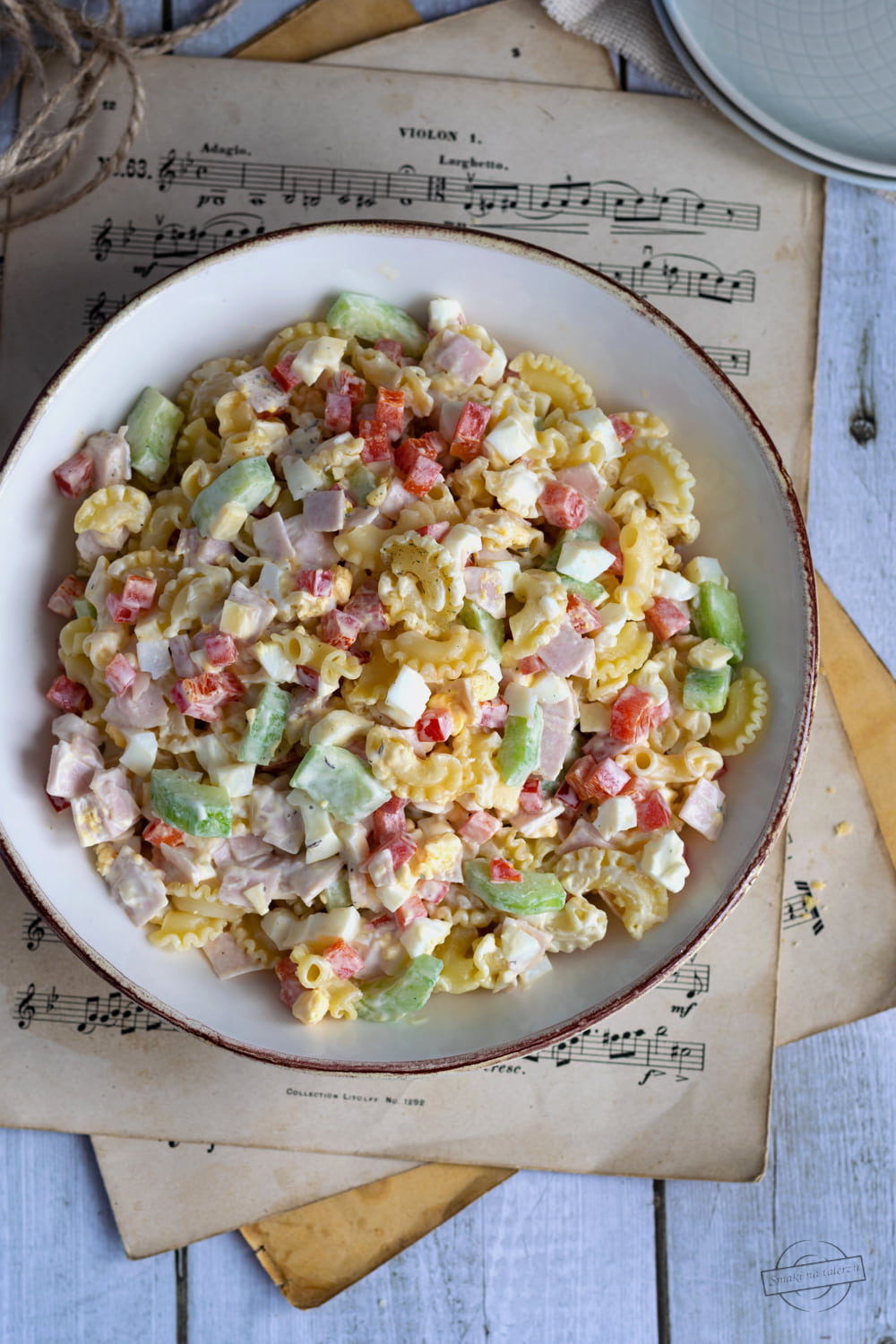 Sałatka makaronowa z szynką i ogórkiem