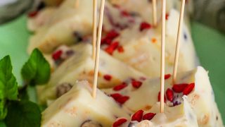 Blok czekoladowy z mlekiem w proszku, orzechami i żurawiną