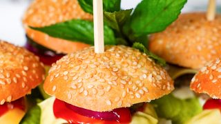 Mini burgery – idealne na imprezę! Przepis krok po kroku
