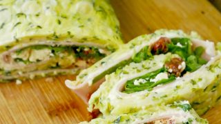 Rolada z cukinii z serkiem i szynką – lekka i bez mąki