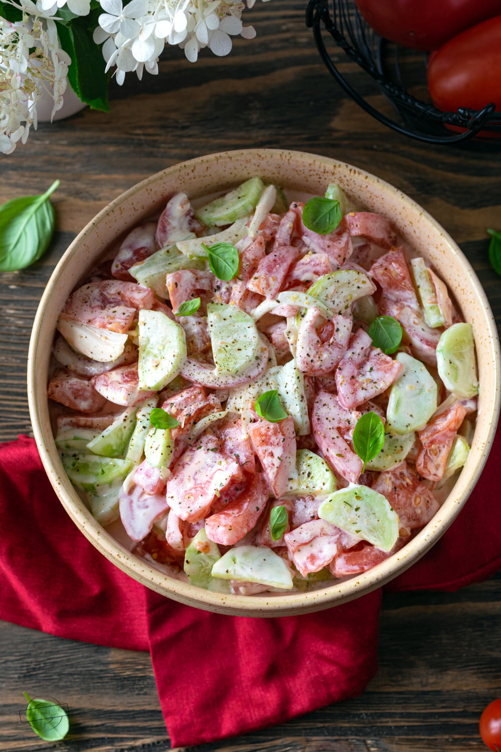 Surówka pomidorowo-ogórkowa z cebulą