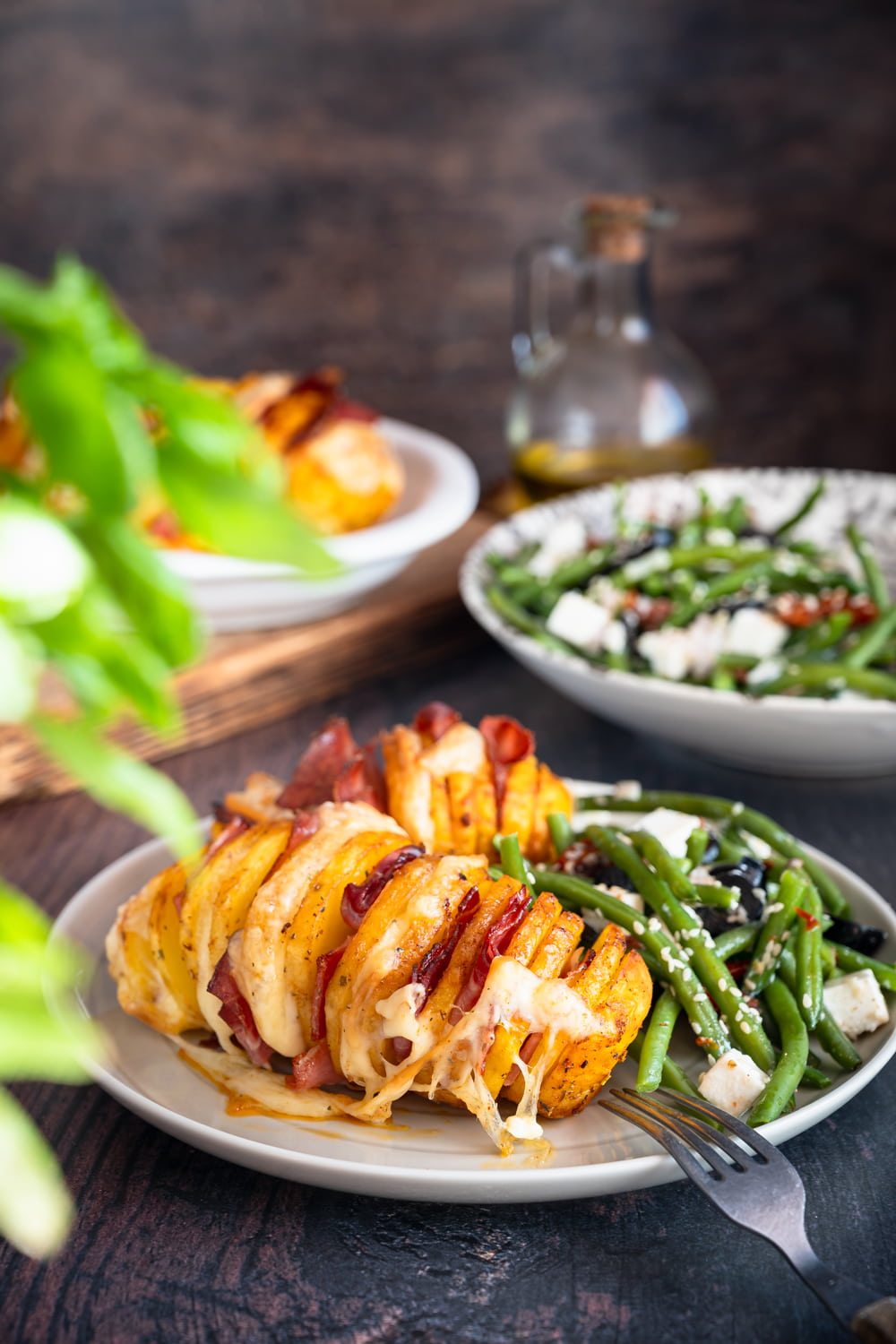 Ziemniaki Hasselback z szynką i serem