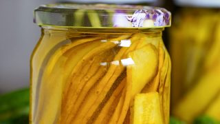 Domowe ogórki kanapkowe z kurkumą do słoików