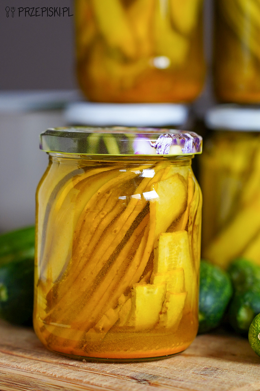 Domowe ogórki kanapkowe z kurkumą do słoików