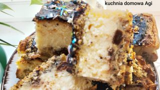 Sernik z twarogu z wiaderka z rodzynkami i mlekiem w proszku na cieście sypanym makowym