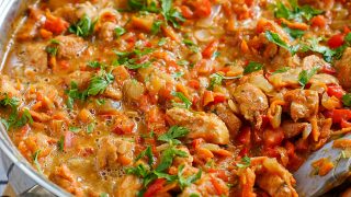 Kurczak w orientalnym sosie orzechowym z papryką i marchewką