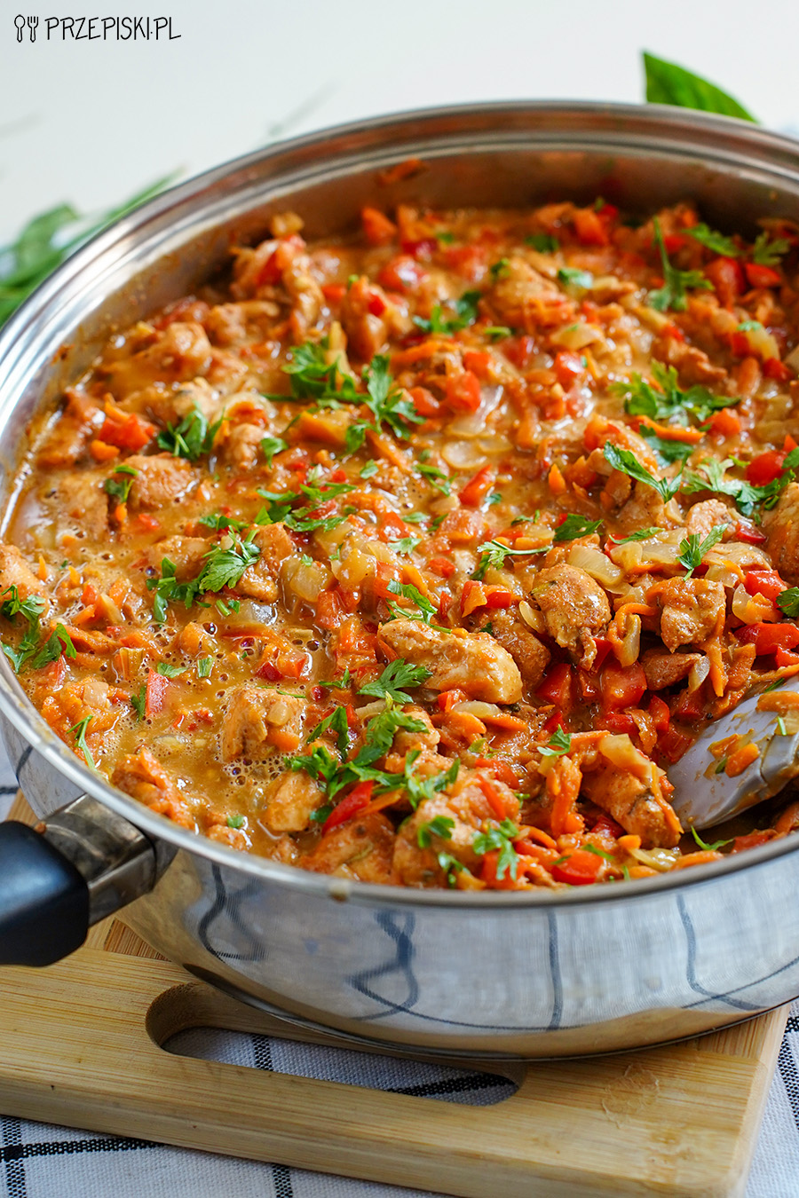 Kurczak w orientalnym sosie orzechowym z papryką i marchewką