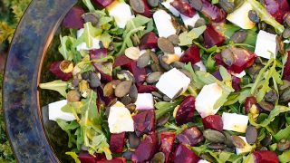 Sałatka z serem sałatkowym i burakiem