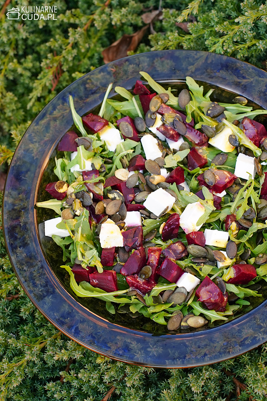 Sałatka z serem sałatkowym i burakiem