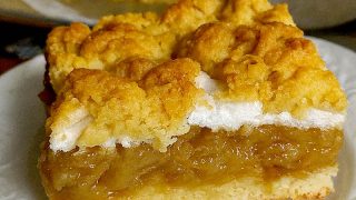 Szarlotka na kruchym cieście z bezą – sprawdzony przepis krok po kroku