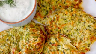 Placki z cukinii z marchewką i gruszką – chrupiące, lekkie i tak pyszne, że znikają w mig!