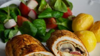 Roladki drobiowe z naleśnikiem, pieczarką i serem