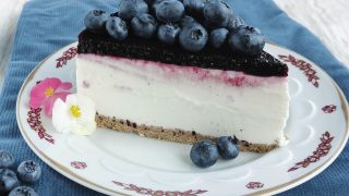 Sernik na zimno z borówkową żelką