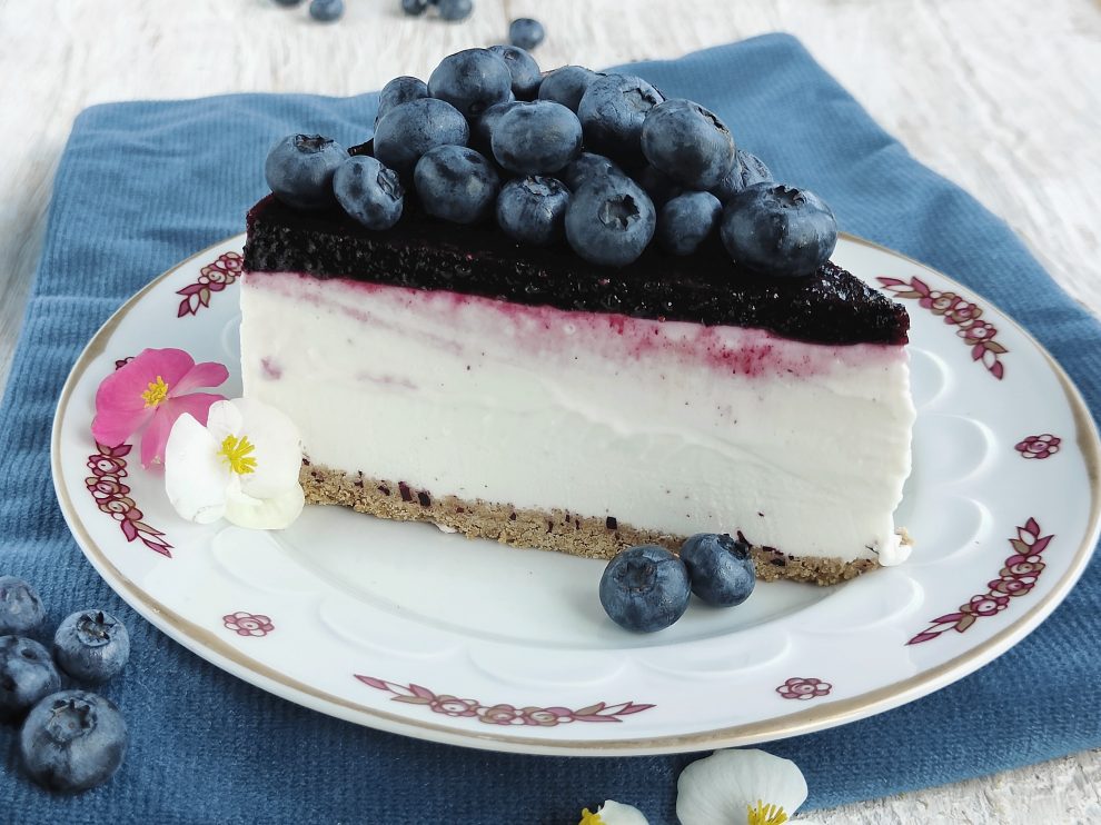 Sernik na zimno z borówkową żelką