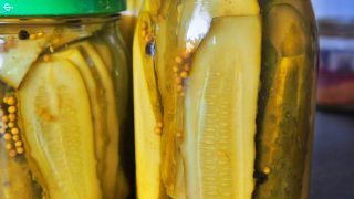 Domowe ogórki kanapkowe – sprawdzony przepis na chrupiące ogórki w słoikach