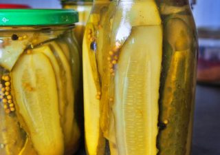 Domowe ogórki kanapkowe – sprawdzony przepis na chrupiące ogórki w słoikach