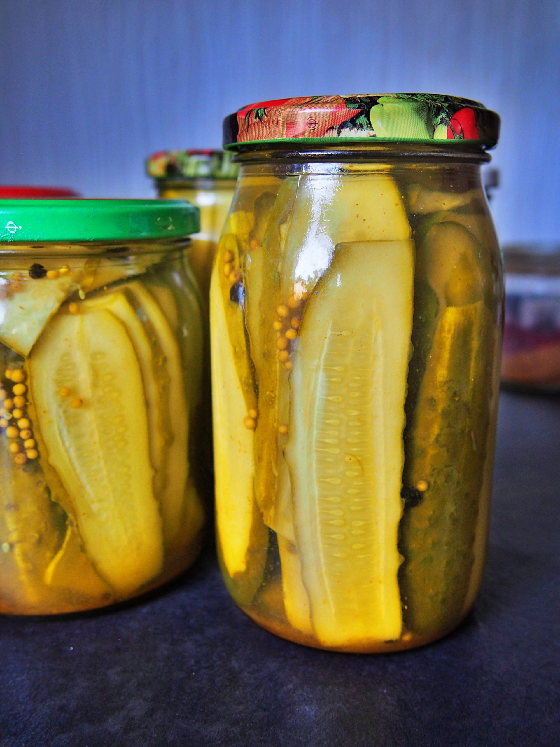 Domowe ogórki kanapkowe – sprawdzony przepis na chrupiące ogórki w słoikach