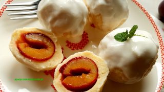 KNEDLE TWAROGOWE ZE ŚLIWKĄ