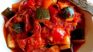 LECZO Z CUKINIĄ I SALAMI