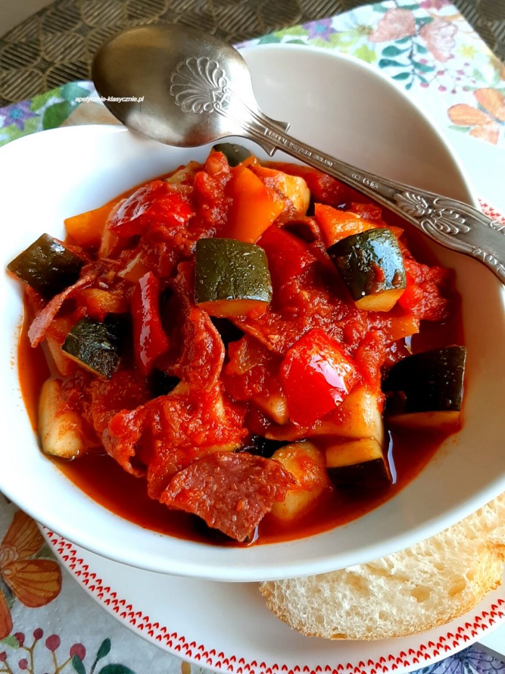 LECZO Z CUKINIĄ I SALAMI