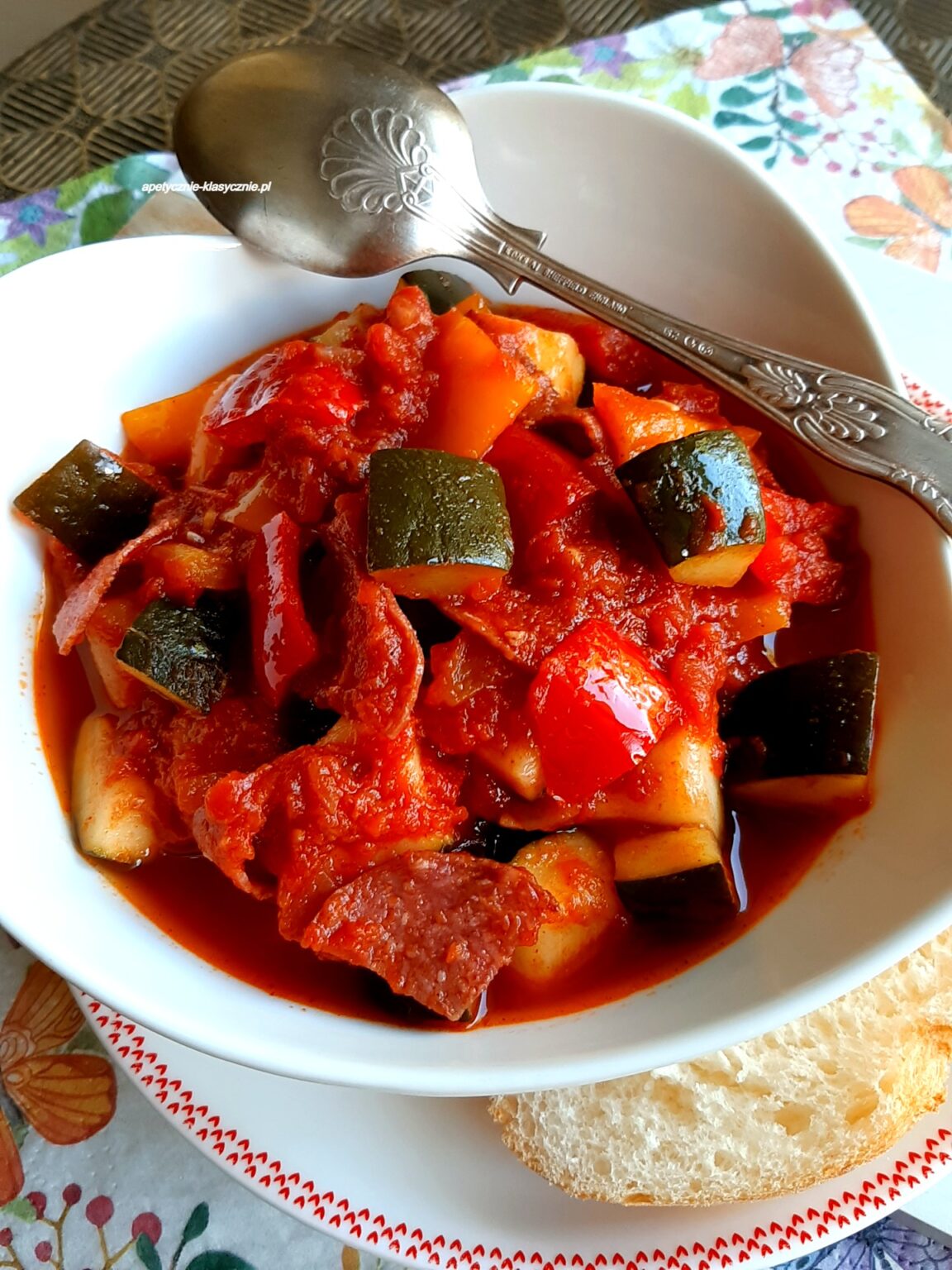 LECZO Z CUKINIĄ I SALAMI