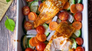 Łosoś pieczony z warzywami