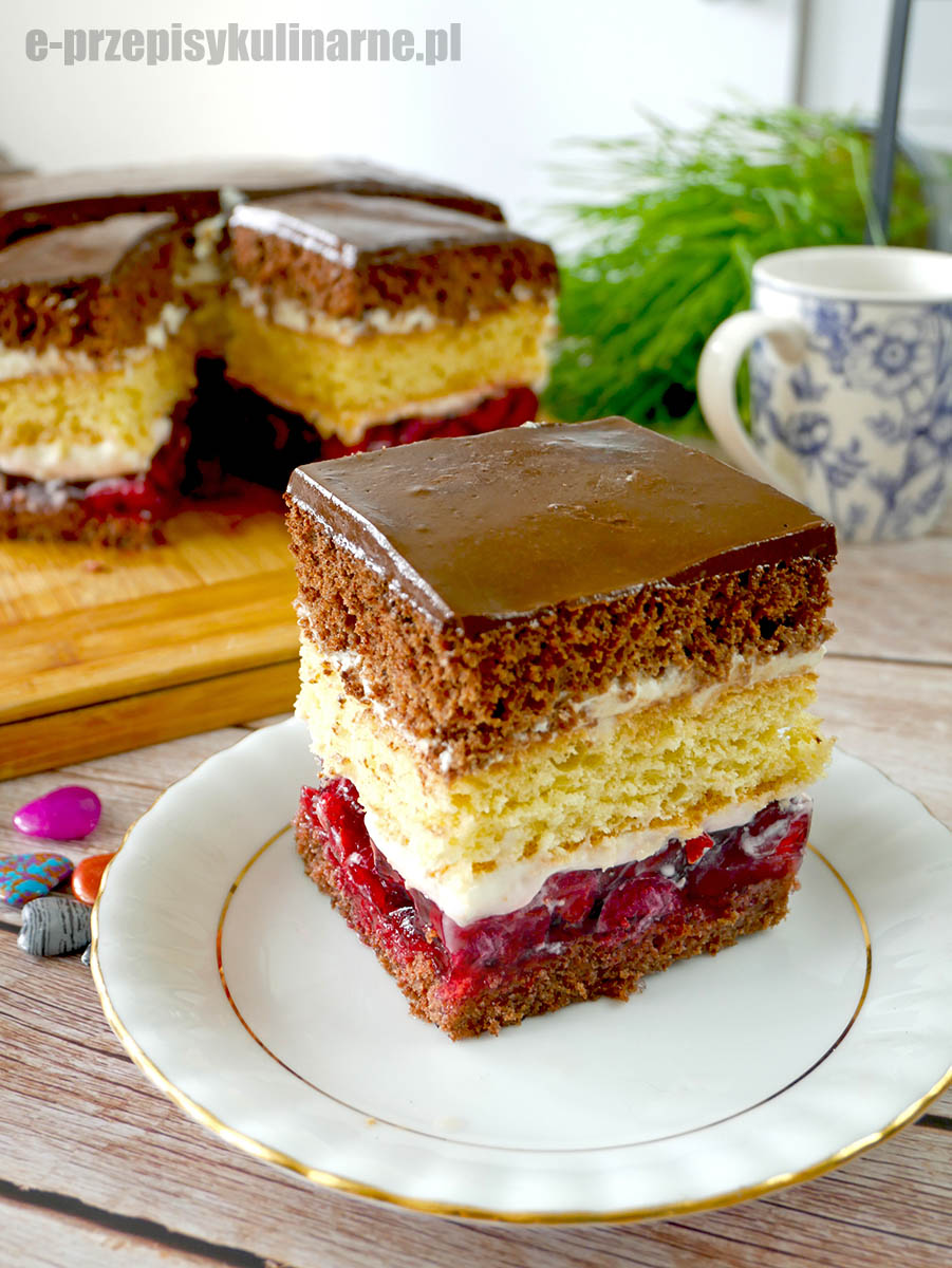 Ciasto Marzenka z wiśniami, kremem jogurtowym i polewą czekoladową