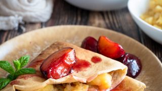 Naleśniki cynamonowe z jabłkiem i karmelizowanymi śliwkami