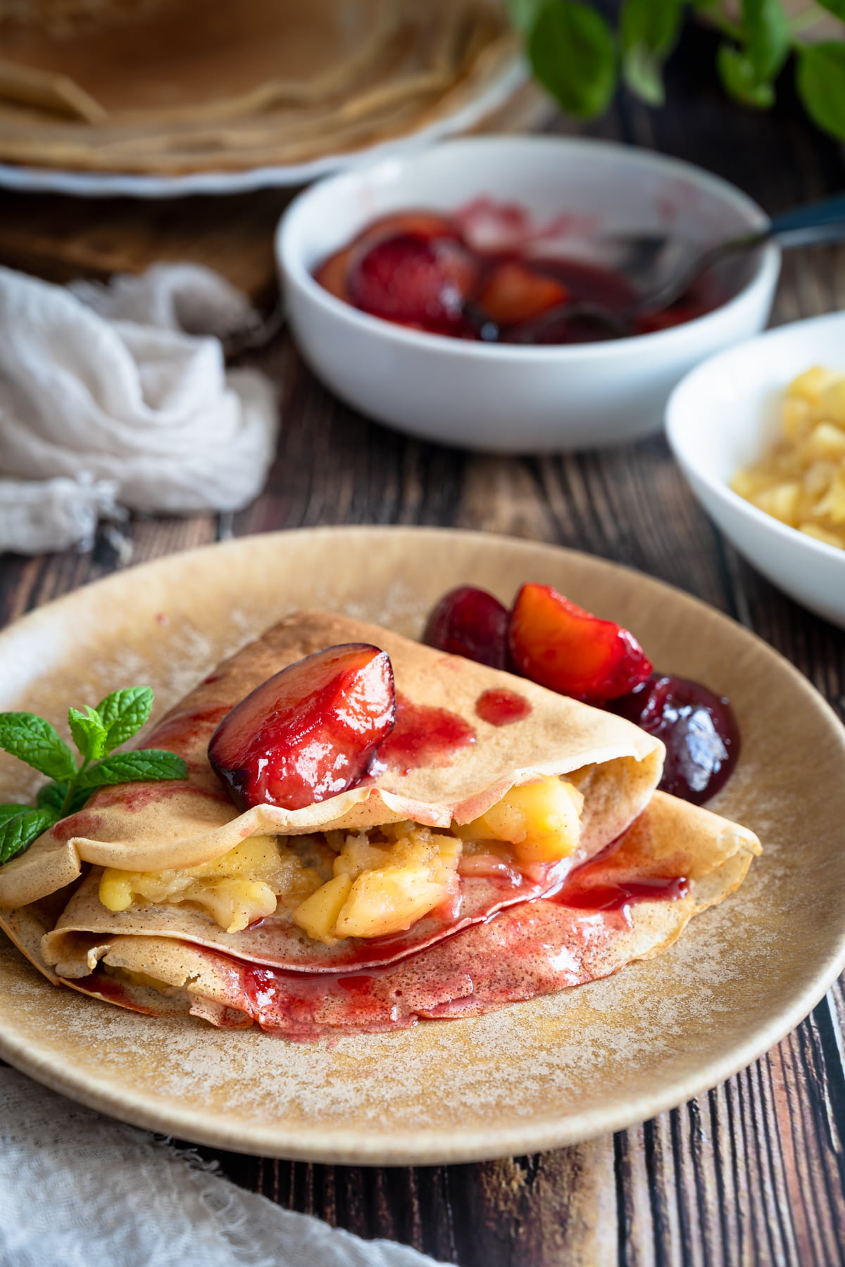 Naleśniki cynamonowe z jabłkiem i karmelizowanymi śliwkami