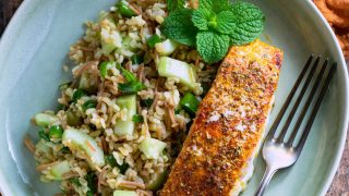 Pieczony łosoś z bulgurem, ogórkiem i miętą