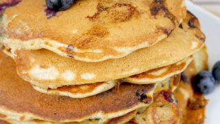 Delikatne placuszki z borówkami – szybki i prosty przepis