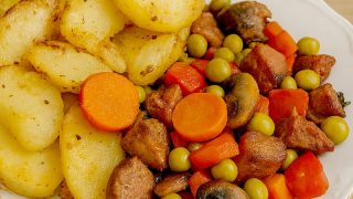 Potrawka z kiełbasy i pieczone ziemniaki