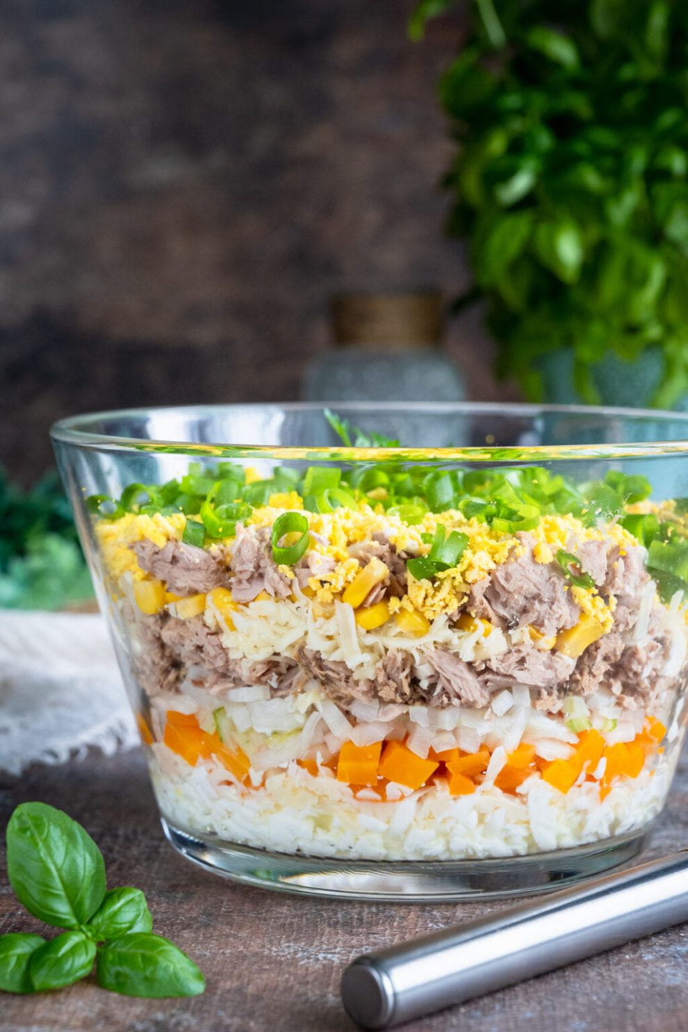 Sałatka warstwowa z tuńczykiem i marchewką