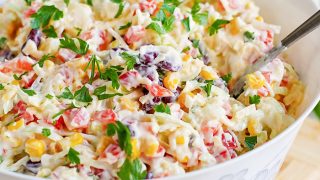 Sałatka z ananasem, żółtym serem i warzywami – pyszny i kolorowy przepis