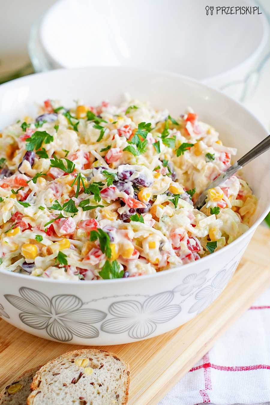 Sałatka z ananasem, żółtym serem i warzywami – pyszny i kolorowy przepis