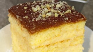 Sernik gotowany na biszkopcie – delikatny, kremowy i zawsze się udaje