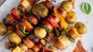 Szaszłyki z ziemniakami, kiełbasą, papryką i halloumi