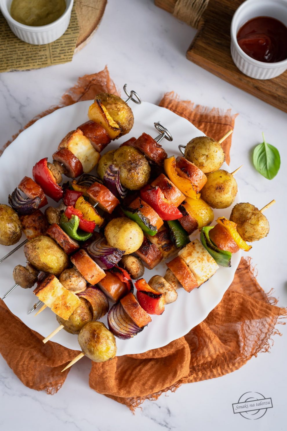 Szaszłyki z ziemniakami, kiełbasą, papryką i halloumi