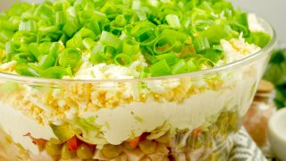 Sałatka warstwowa z ryżem i wędzonym kurczakiem – kolorowa, sycąca i pyszna