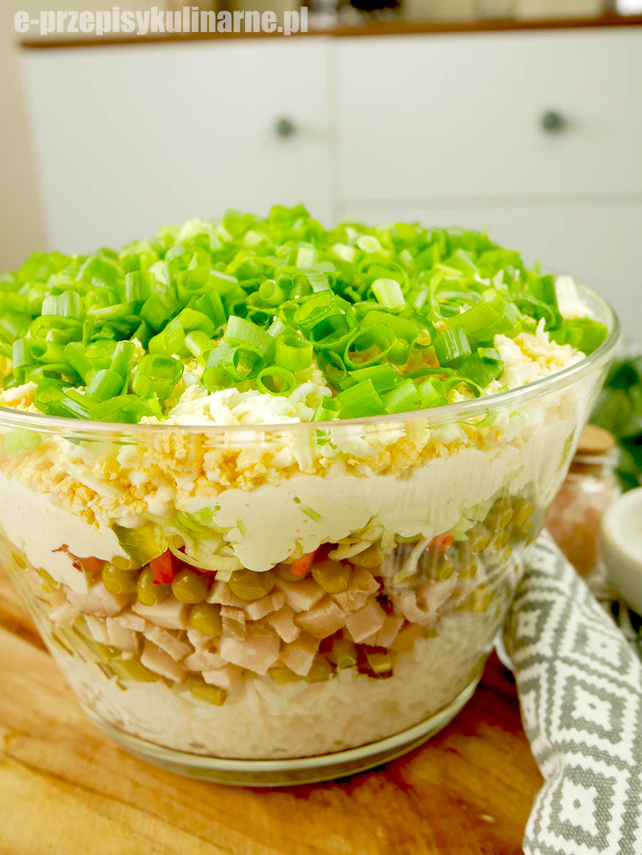 Sałatka warstwowa z ryżem i wędzonym kurczakiem – kolorowa, sycąca i pyszna