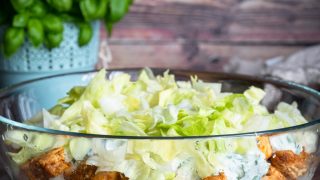 Warstwowa sałatka z kurczakiem i tzatzikami