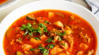 Zupa pomidorowa z kurczakiem, kiełbasą i warzywami